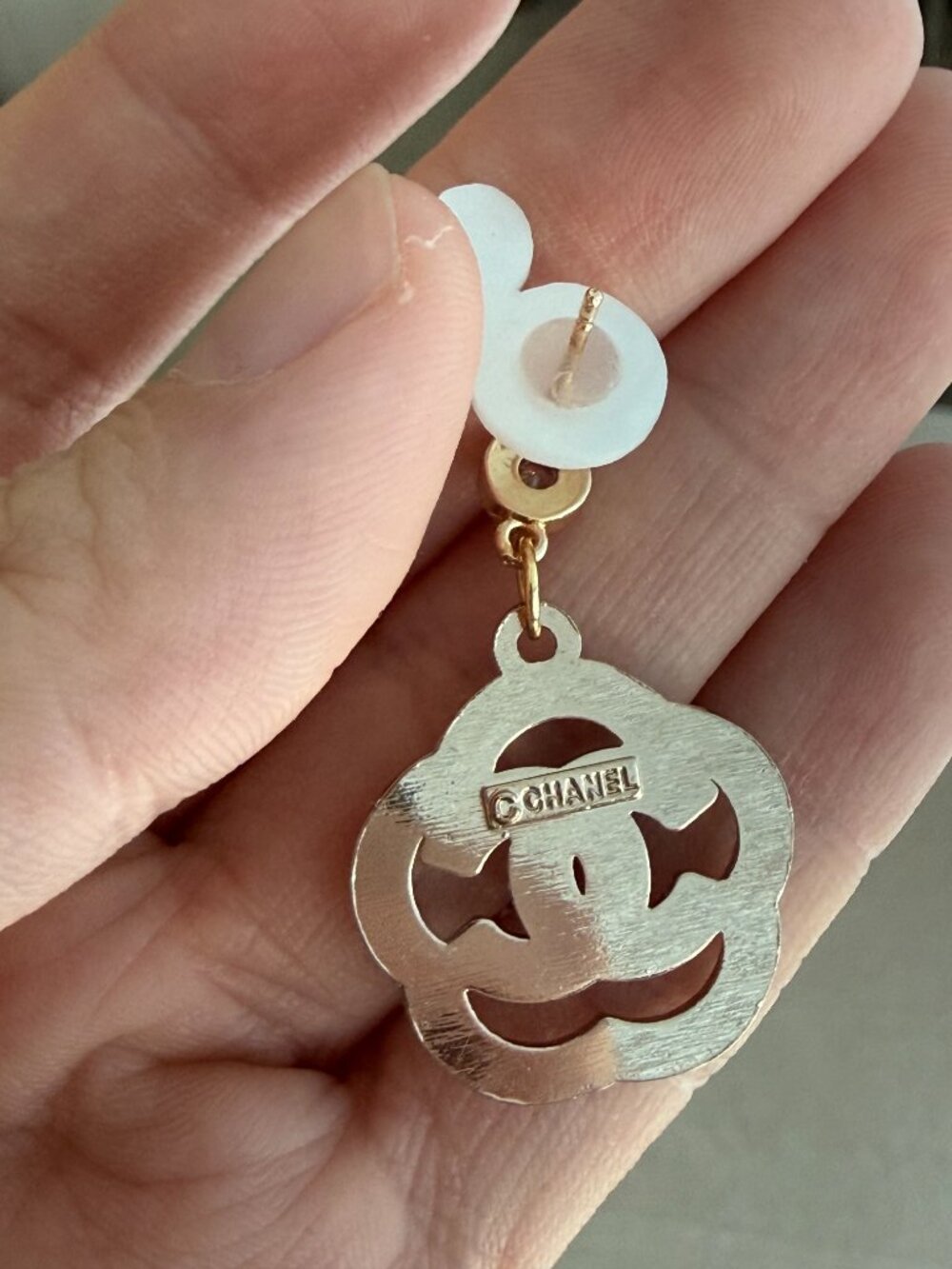 Channel Earring - single - Picture 5 of 6